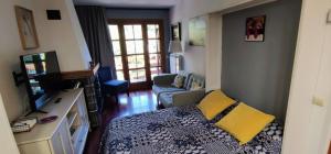 贝纳斯克Terraza de Laball的一间卧室配有一张黄色枕头的床