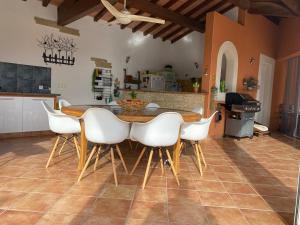 卡布列尔Villa en bordure de Garrigue的厨房以及带桌椅的用餐室。