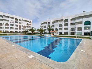 珀彻斯O Cantinho do Algarve的大楼前的大型游泳池