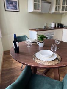 塔林CityView Apartment的一张桌子,上面放着一瓶葡萄酒和眼镜