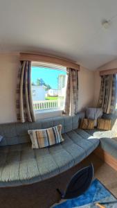 塔特舍尔Tattershall Lakes, Castle View的一张沙发,位于带大窗户的房间里