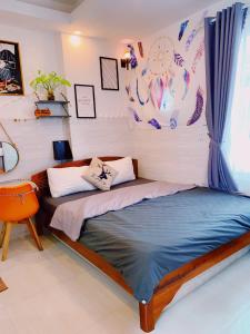 头顿Lighthouse Homestay Vũng Tàu的一间卧室配有一张床和一把椅子