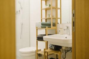 诺维萨德meebo apartments的一间带水槽、卫生间和镜子的浴室