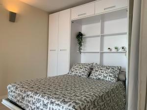 马尼塞斯Manises POLIGONO的一间卧室配有一张床和白色橱柜