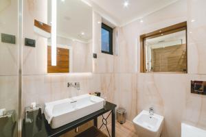 多布拉沃达Kalamper Hotel & Spa的白色的浴室设有水槽和卫生间。