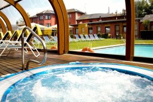 普奇塞达湖泊酒店的游泳池旁甲板上的热水浴池