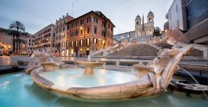 罗马Soha Piazza Di Spagna Boutique的城市中心的一个喷泉