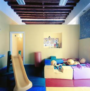 阿尔切纳巴尔尼尔里奥阿尔切纳莱昂 - 莱万特酒店的儿童游戏室,带滑梯和滑梯