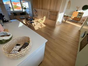 维姆勒Le dodo mauricien的客厅设有白色的柜台和木地板。