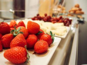 瓦伦西亚扎拉莫拉住宿加早餐旅馆的柜台上放着一束草莓,还有其他甜点