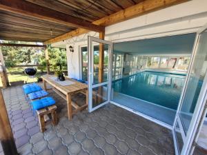 布拉格Wellness Aqua House的一个带桌子和游泳池的庭院