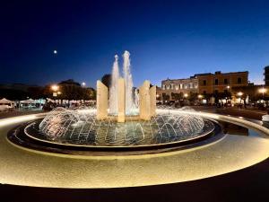 莫诺波利Vittorio Emanuele Charming Suites的城市的喷泉