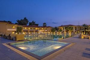 拉戈曼德拉Lagomandra Beach Hotel的度假村的游泳池