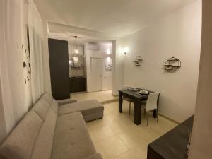 夸尔图-圣埃莱娜Civico 107的客厅配有沙发和桌子