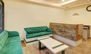 钱德加尔Treebo Trend Delmont的客厅配有沙发和桌子