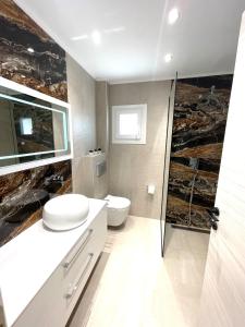 KástronVilla Lifestyle & Trends的一间带卫生间和玻璃淋浴间的浴室