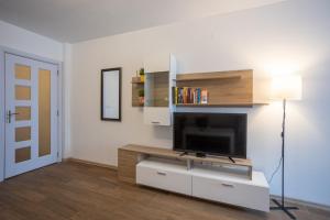 索非亚Karastoyanovi's apartment 2的客厅配有白色墙壁上的平面电视。