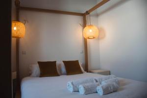 拉波塞拉Laurus - Charming House的一间卧室配有带2个枕头和2盏灯的床