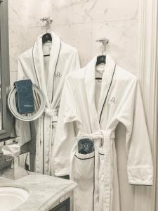 萨拉托加泉The Adelphi Hotel的浴室内两件衣架上的白色长袍