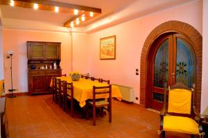 阿茨特雷扎Angelo Delle Aci的用餐室配有黄色的桌子和椅子