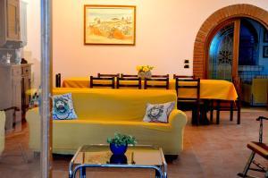 阿茨特雷扎Angelo Delle Aci的客厅配有黄色的沙发和桌子