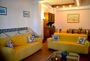阿茨特雷扎Angelo Delle Aci的客厅配有两张黄色的沙发和一张桌子