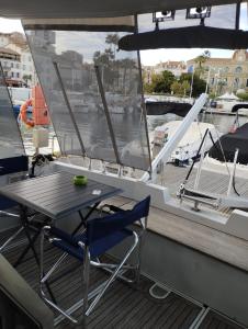 戛纳Ferretti 36 ' Bateau à Quai Vieux-Port Cannes Festival La Croisette的船上甲板上的桌椅