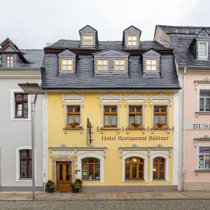 施内贝格Das Büttner的黄色建筑,有黑色屋顶
