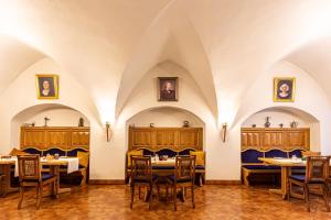 施内贝格Das Büttner的一间带桌椅的餐厅,位于带拱门的房间