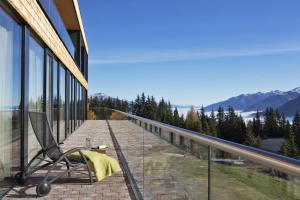 克里姆尔阿尔卑斯山菲尔斯坦酒店的大楼一侧带椅子的阳台