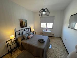 Playa del BurreroSarah Kite II Vv, Room 1的一间卧室配有一张床和一台电视
