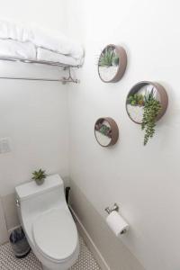 洛杉矶Mid Century Modern - Walk to Dodger Stadium, DTLA的浴室配有卫生间和墙上的植物