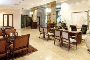 埃拉特Herods Vitalis Spa Hotel Eilat a Premium collection by Fattal Hotels的大堂设有桌椅,