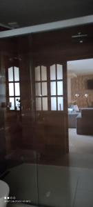 塔里哈Departamento El-Shaddai的客厅设有窗户,客厅配有沙发