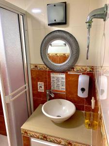 圣安德烈斯Apartment Angeluz的一间带水槽和镜子的浴室