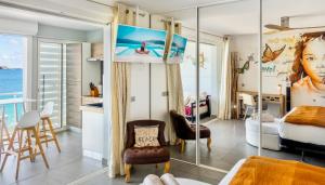 圣马丁岛Residence Bleu Marine - Honeymoon apartments的海景卧室 - 带1张特大号床