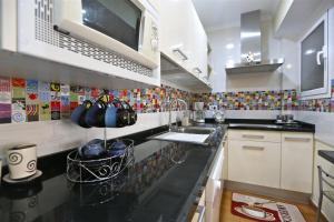 特尔德瓦斯科达伽马公寓的厨房配有水槽和台面