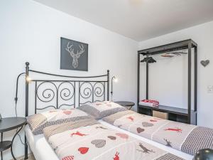 米特西尔IndieBerge的一间卧室配有一张带两个枕头的床