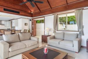 卡塔海滩Villa Mauao - Luxury Villa in Katamanda, Kata的客厅配有两张沙发和一张桌子