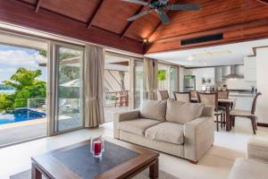 卡塔海滩Villa Mauao - Luxury Villa in Katamanda, Kata的客厅配有沙发和桌子