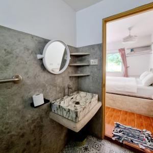 象岛Filou Studio Golf Pool Access 29 67的一间带水槽和镜子的浴室以及一张床