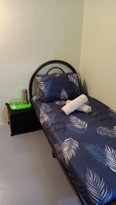 峇株巴辖Snoopy homestay Two Bedroom的一张带蓝色和白色床单及枕头的床