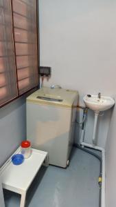 峇株巴辖Snoopy homestay Two Bedroom的一间带水槽和卫生间的小浴室