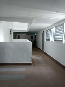 加影MyHOMESTAY 2 @ Vista Bangi的办公室大楼的走廊,设有前台