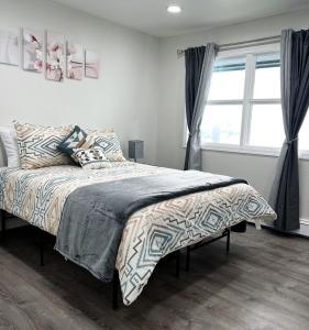 安克雷奇Anchorage midtown apartment-Wyoming 2的一间卧室设有一张床和一个大窗户