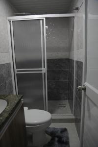圣安德烈斯Posada Mango House的带淋浴、卫生间和盥洗盆的浴室