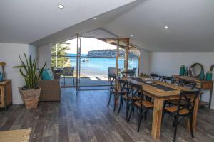 坎贝尔港12 Rocks Beach View Loft Central Port Campbell的一间带桌椅的海景用餐室