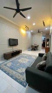 CukaiAR Homestay Bukit Kuang Kemaman的带沙发和平面电视的客厅