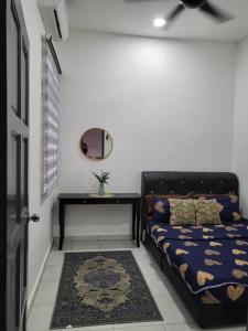 CukaiAR Homestay Bukit Kuang Kemaman的客房设有床、桌子和镜子