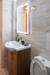 帕特雷Patras Casale的一间带水槽、镜子和卫生间的浴室